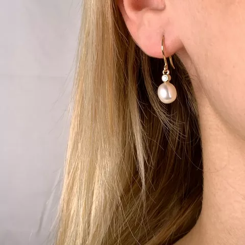 Ovaal 7 - 8 mm aaa-graded zoetwaterparel briljant oorbellen in 14 karaat goud met diamanten 