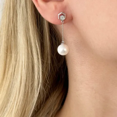 lange parel briljant oorbellen in 14 karaat witgoud met diamant 