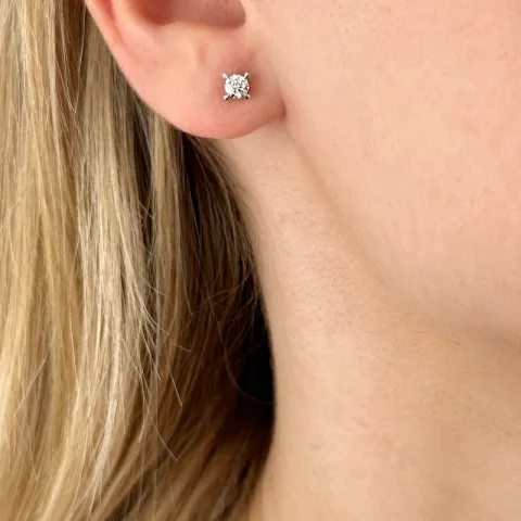 2 x 0,20 ct solitaire oorbel in 14 karaat witgoud met diamant