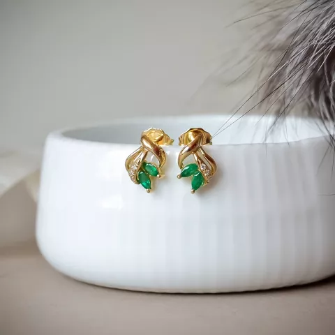 bloem smaragd diamant oorbellen in 14 karaat goud met diamant en smaragd 