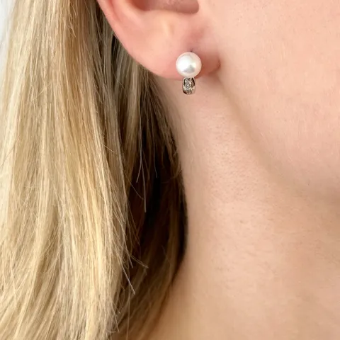 parel halfcreool in 14 karaat witgoud met diamant