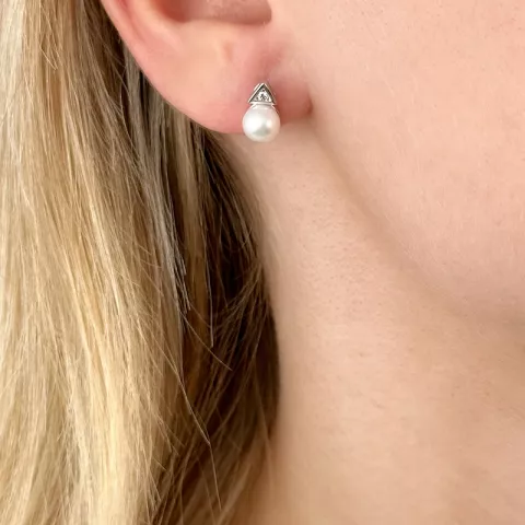 Driehoekig parel diamant oorbellen in 14 karaat witgoud met diamanten 