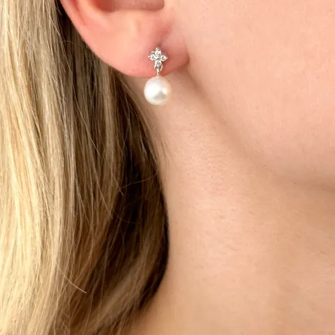 bloem parel diamant oorbellen in 14 karaat witgoud met diamant
