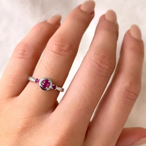 Elegant robijn ring in 14 karaat witgoud  0,016 ct