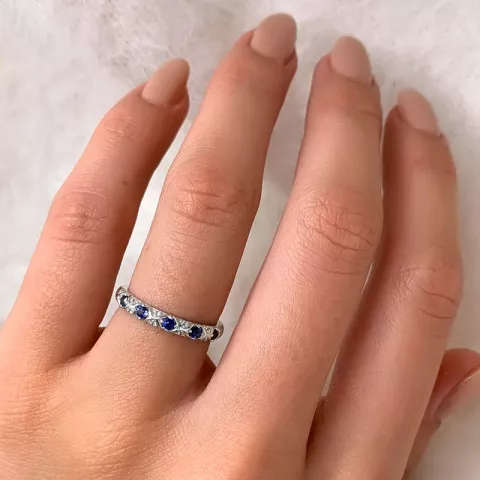 Smal blauwe saffier ring in 14 karaat witgoud