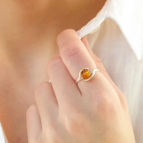 Ovale barnsteen ring in zilver
