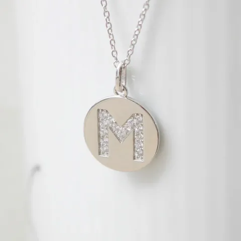 letter m zirkoon ketting in gerodineerd zilver met hanger in gerodineerd zilver