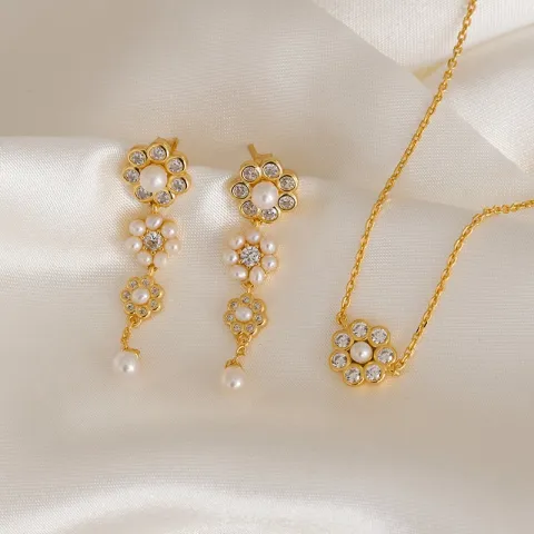 Hultquist Aya tripple flower oorbellen in verguld sterlingzilver witte zirkoon