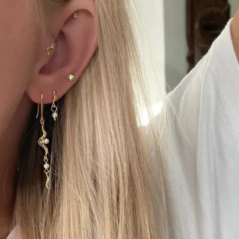 Nava Melody lange parel oorbellen in verguld sterlingzilver