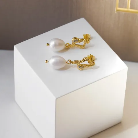 Nava Bahiri  parel oorbellen in verguld sterlingzilver witte zirkoon