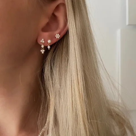 Nava Petal Petite parel oorbellen in verguld sterlingzilver