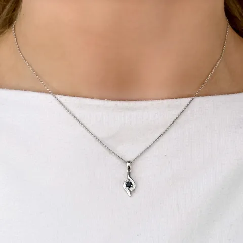 saffier hanger in 14 caraat witgoud 0,05 ct 0,16 ct