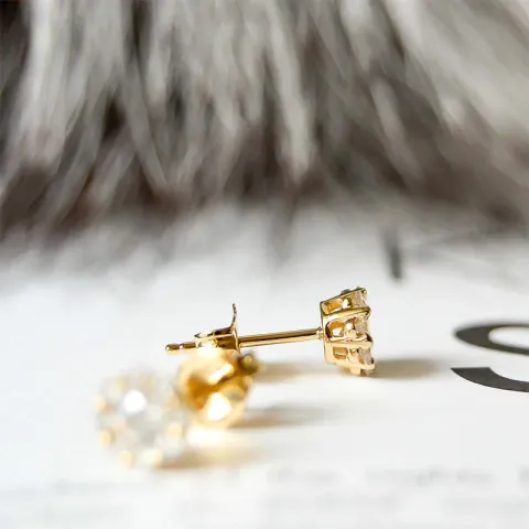 bloem diamant oorsteker in 14 karaat goud met diamant