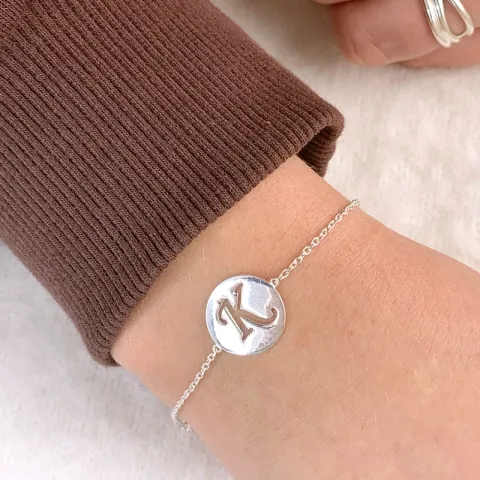 letter k met krassen armband in zilver met hanger in zilver