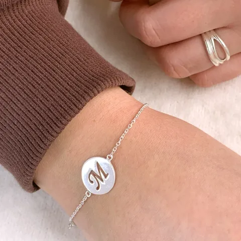 letter m met krassen armband in zilver met hanger in zilver