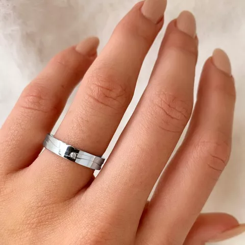Eenvoudige zirkoon ring in gerodineerd zilver