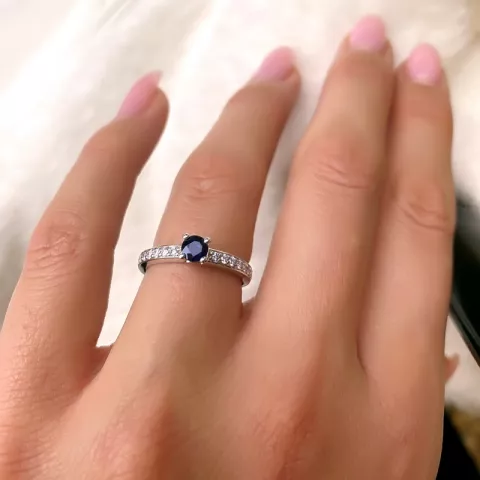 blauwe saffier diamant ring in 14 karaat witgoud 0,20 ct 