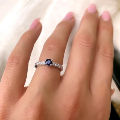 blauwe saffier diamant ring in 14 karaat witgoud 0,20 ct
