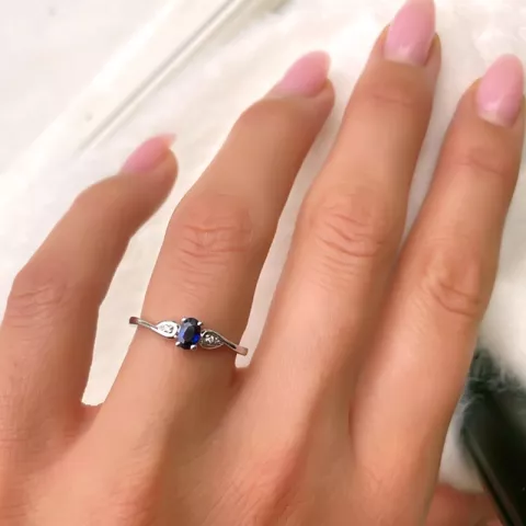 ovale blauwe saffier ring in 14 karaat witgoud 0,008 ct 