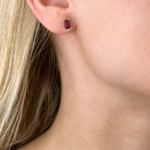 2 x 0,75 ct sieraad granaat oorsteker in 14 karaat witgoud met granaat