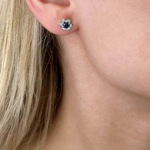 Bloem blauwe saffier oorsteker in 14 karaat witgoud met diamanten en saffieren 