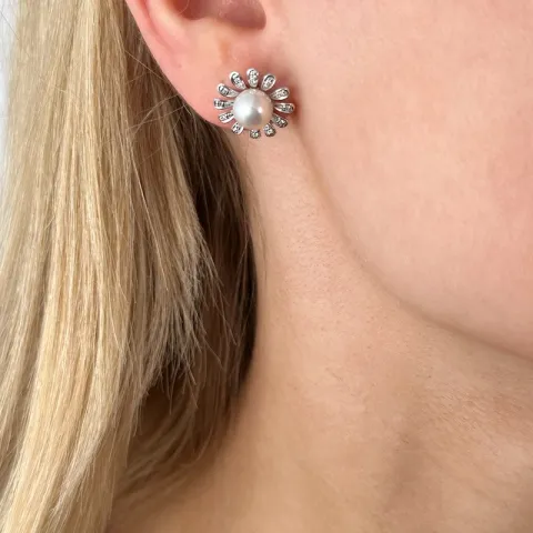 Bloem parel briljant oorbellen in 14 karaat witgoud met diamanten