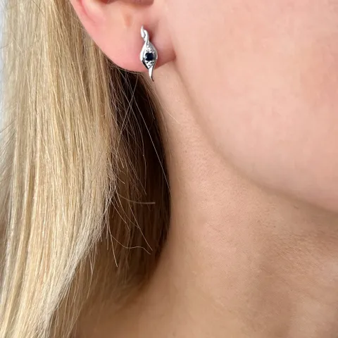 saffier diamant oorbellen in 14 karaat witgoud met diamant en saffier 