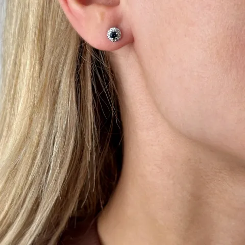 rond blauwe saffier oorsteker in 14 karaat witgoud met diamant en saffier