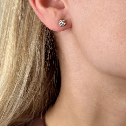 vierkant diamant oorsteker in 14 karaat goud met diamant