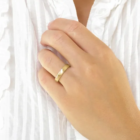 4 mm trouwringen in 14 karaat goud 0,03 ct - set