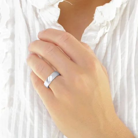 6 en 4 mm diamant trouwringen in 9 karaat witgoud - set