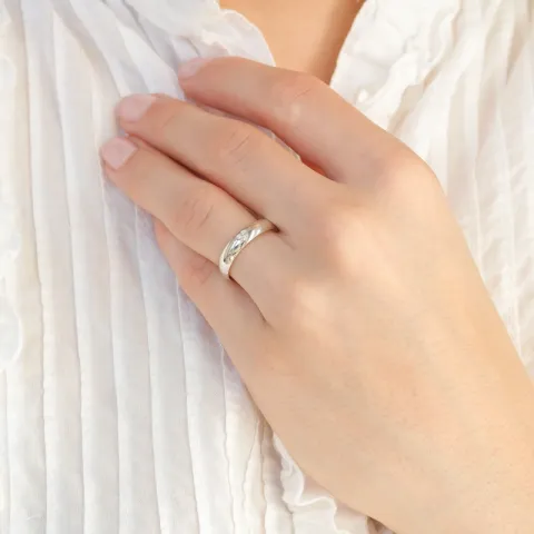 4 mm trouwringen in 14 karaat witgoud 0,03 ct - set