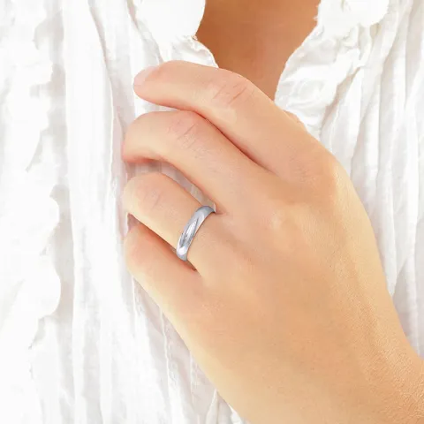 4 mm trouwringen in 9 karaat witgoud 0,03 ct - set