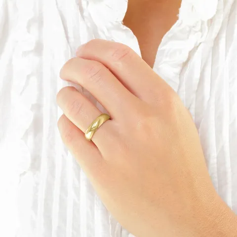 5 en 4 mm trouwringen in 14 karaat goud 0,03 ct - set