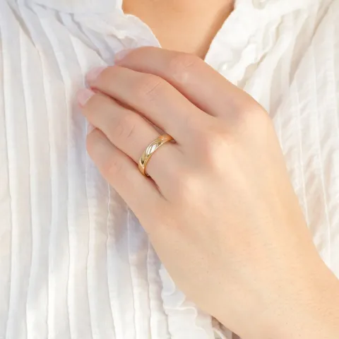 4 mm trouwringen in 9 karaat goud 0,008  ct en 0,015 ct - set