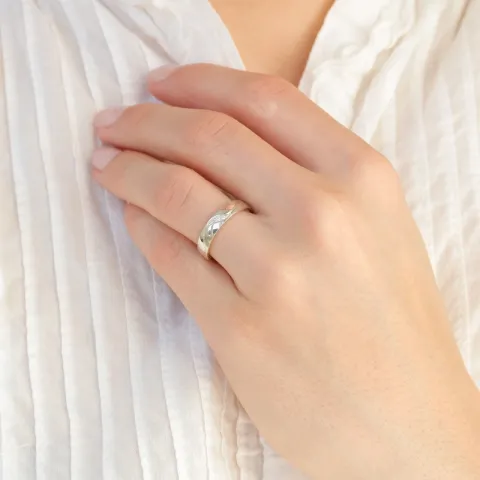 5 en 4 mm diamant trouwringen in 14 karaat witgoud 0,008 ct en 0,015 ct - set