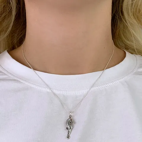 Lang zeepaard hanger in zilver