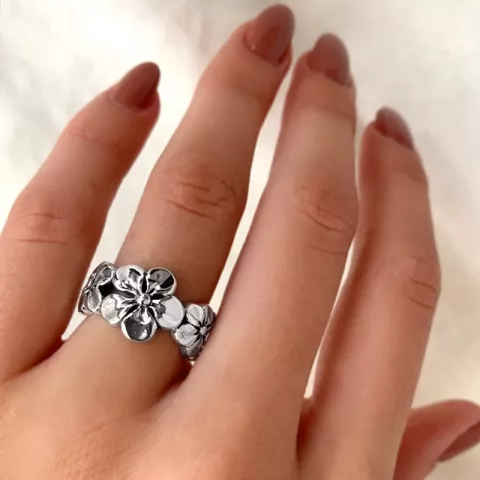 Breed bloem ring in zilver