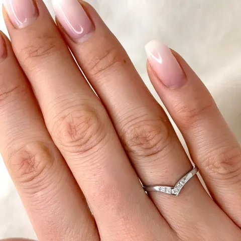V diamant ring in 9 karaat witgoud 0,09 ct