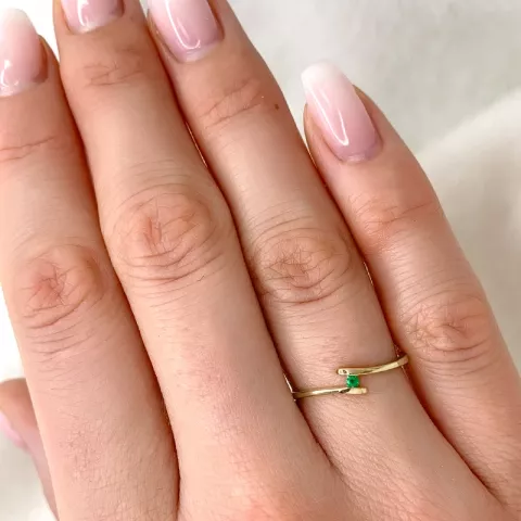 Smaragd ring in 9 karaat goud 0,02 ct