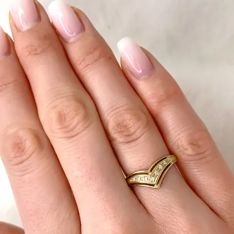V diamant ring in 9 karaat goud 0,06 ct