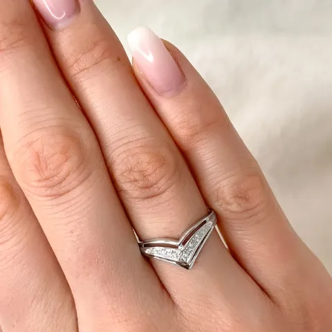 V diamant ring in 9 karaat witgoud 0,06 ct
