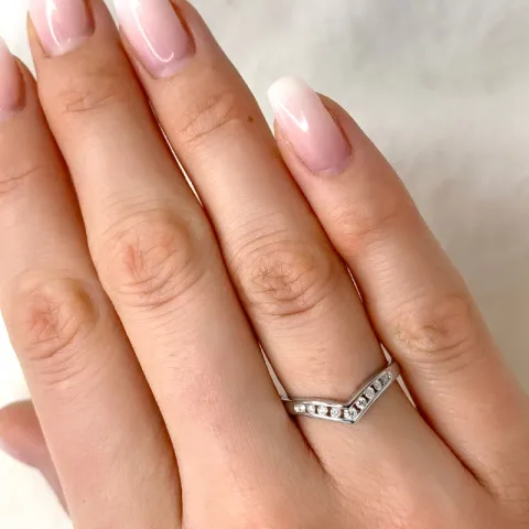 V diamant ring in 9 karaat witgoud 0,15 ct