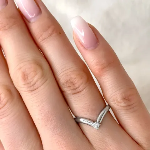 V diamant ring in 9 karaat witgoud 0,05 ct