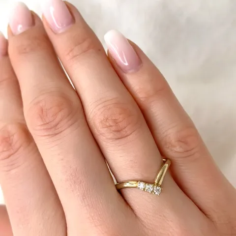 V diamant ring in 9 karaat goud 0,12 ct