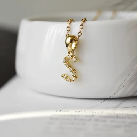 Letter s diamant hanger in 9 caraat goud 0,05 ct