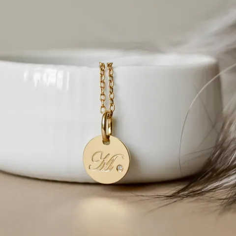 letter m diamant hanger in 9 caraat goud 0,01 ct