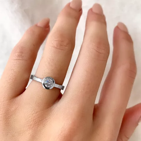 Eenvoudige witte zirkoon ring in zilver