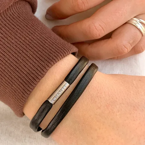 Plat zwart leren armband in staal x 6 mm