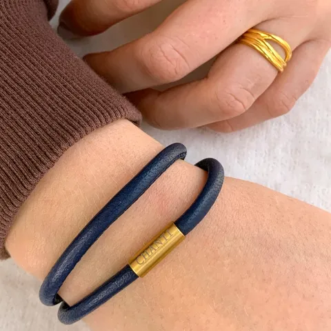 Plat zwart armband in leer met verguld staal slot x 6 mm